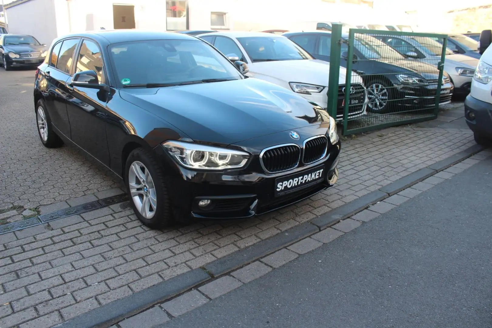 BMW 120 i Sport-Paket/LED/Navi/Tempomat/Leder/Pdc Schwarz - 2