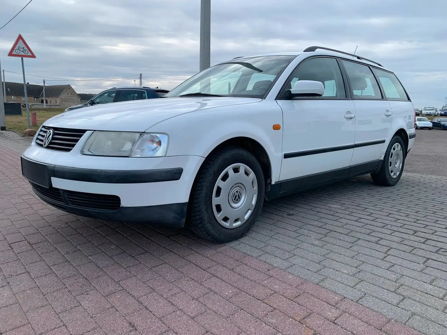 Volkswagen Passat Kombi 1.6 Weiß - 1