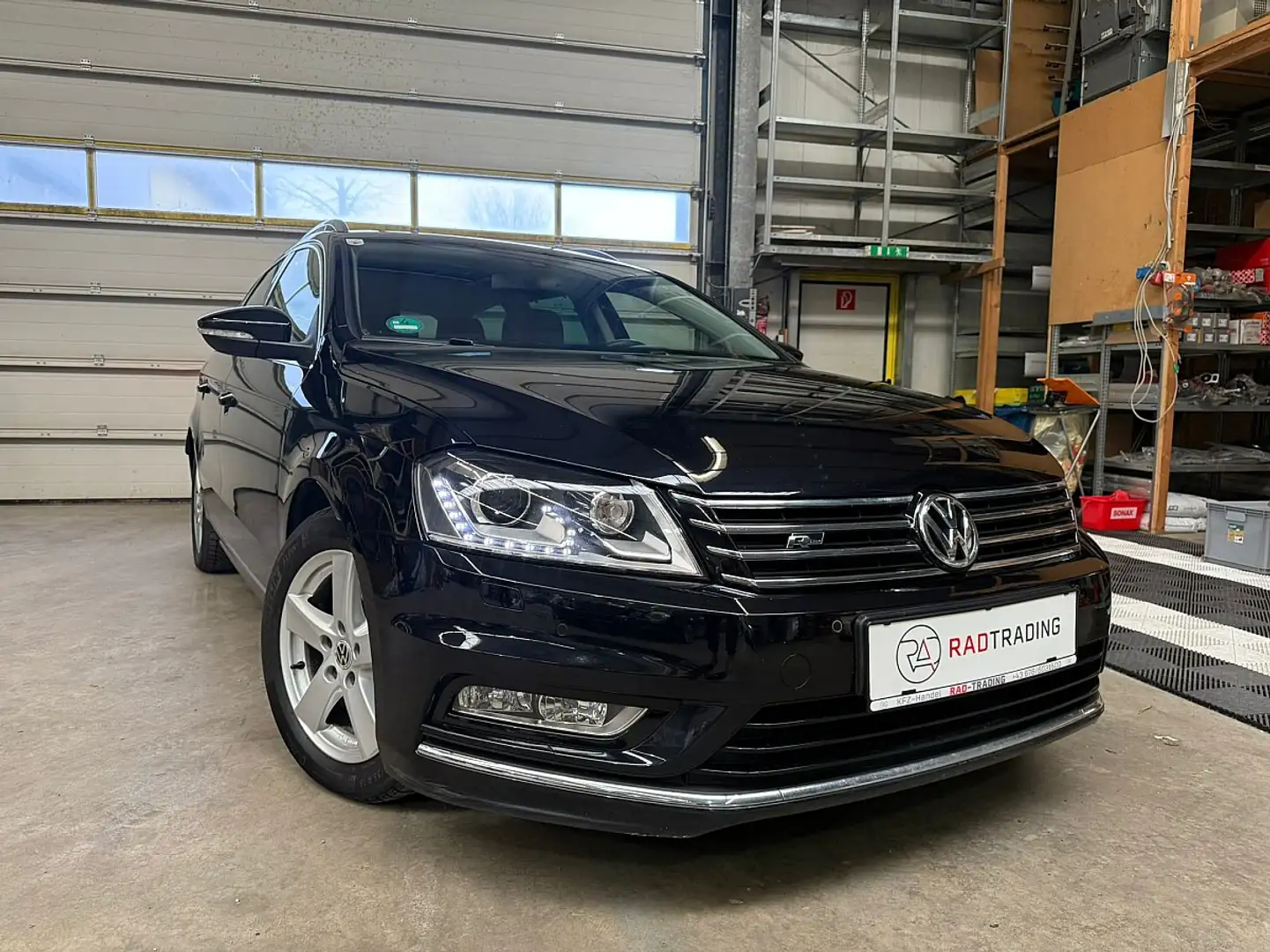 Volkswagen Passat Variant Sky BMT TDI DPF 4Motion R-Line *PANO* *NAVI* *SHZ* Schwarz - 2