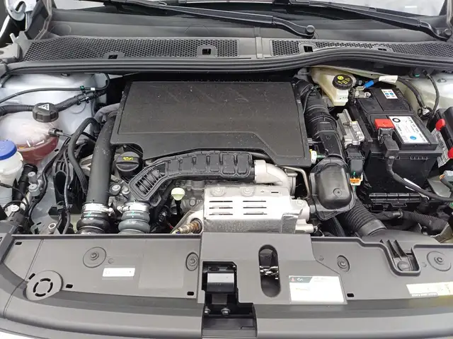 Peugeot 208 view 5