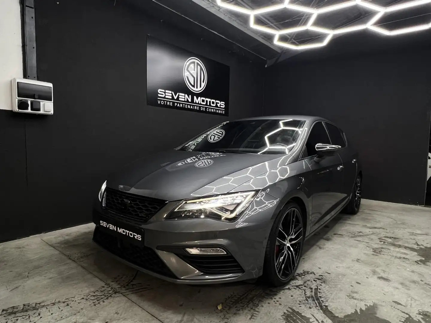 SEAT Leon Cupra 2.0 TSI 300 CH BVA DSG 6 / Carplay / SeatSound / Garantie 12 Mois Inclus Gris - 2