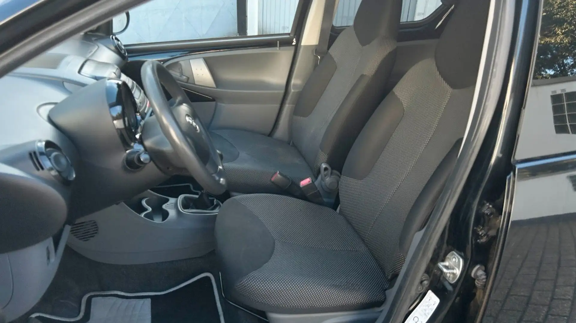 Toyota Aygo 1,0 Edition / Klima / 2.Hd. Schwarz - 2