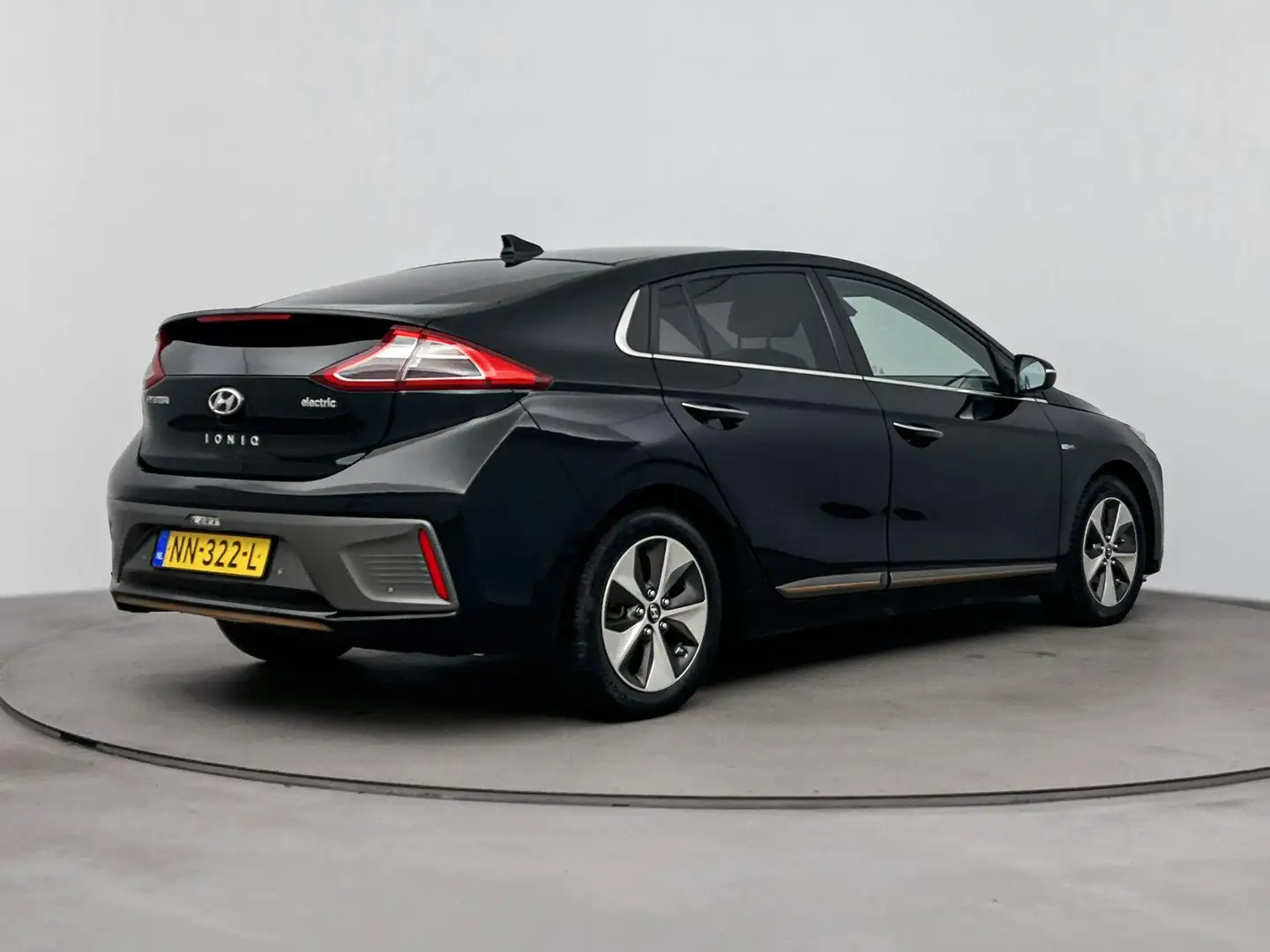Hyundai IONIQ Premium EV | SoH 100% | Leer | Schuifdak | Stoel + Zwart - 2