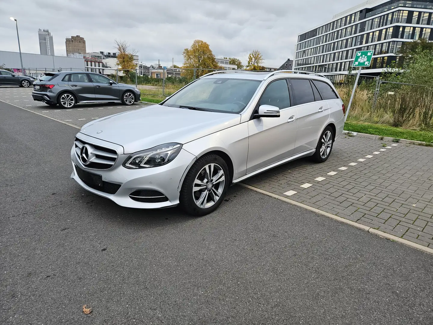Mercedes-Benz E 220 Leder LED Navi E6 Tüv COC Park/Totwinkel Assist Grau - 1