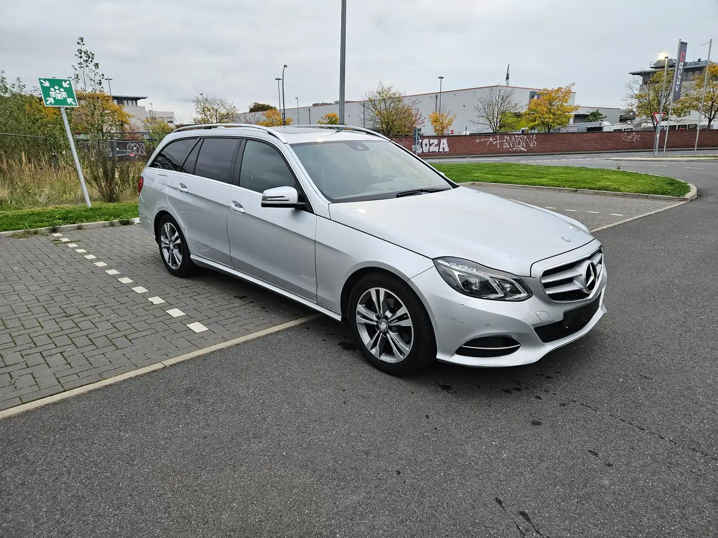 Mercedes-Benz E 220 Leder LED Navi E6 Tüv COC Park/Totwinkel Assist Grau - 2