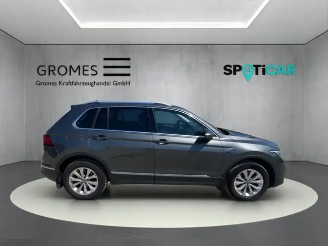 Volkswagen Tiguan view 2