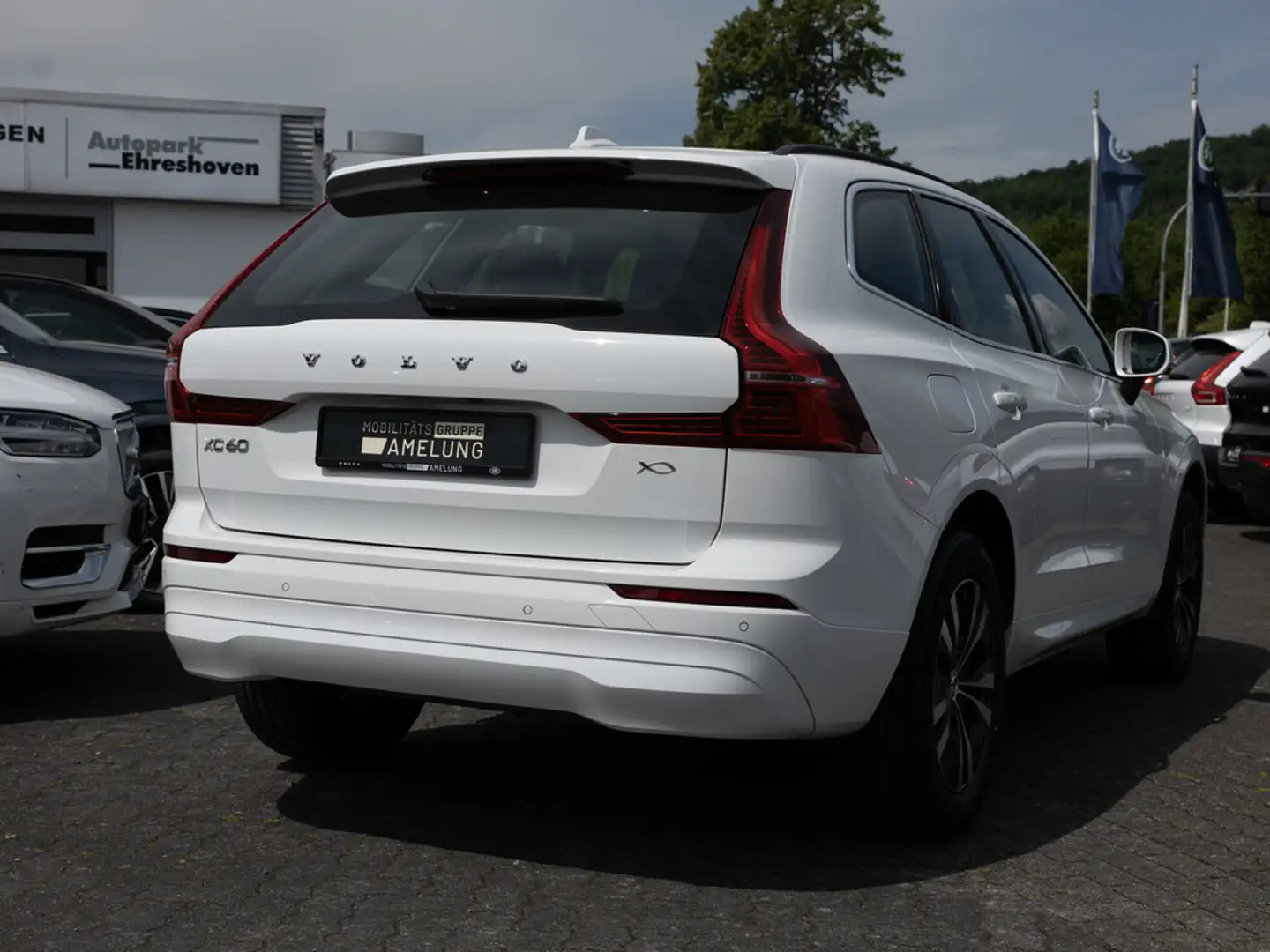 Volvo XC60 B4 Momentum Pro aus 1.Hand AHK FACEL. Alb - 2