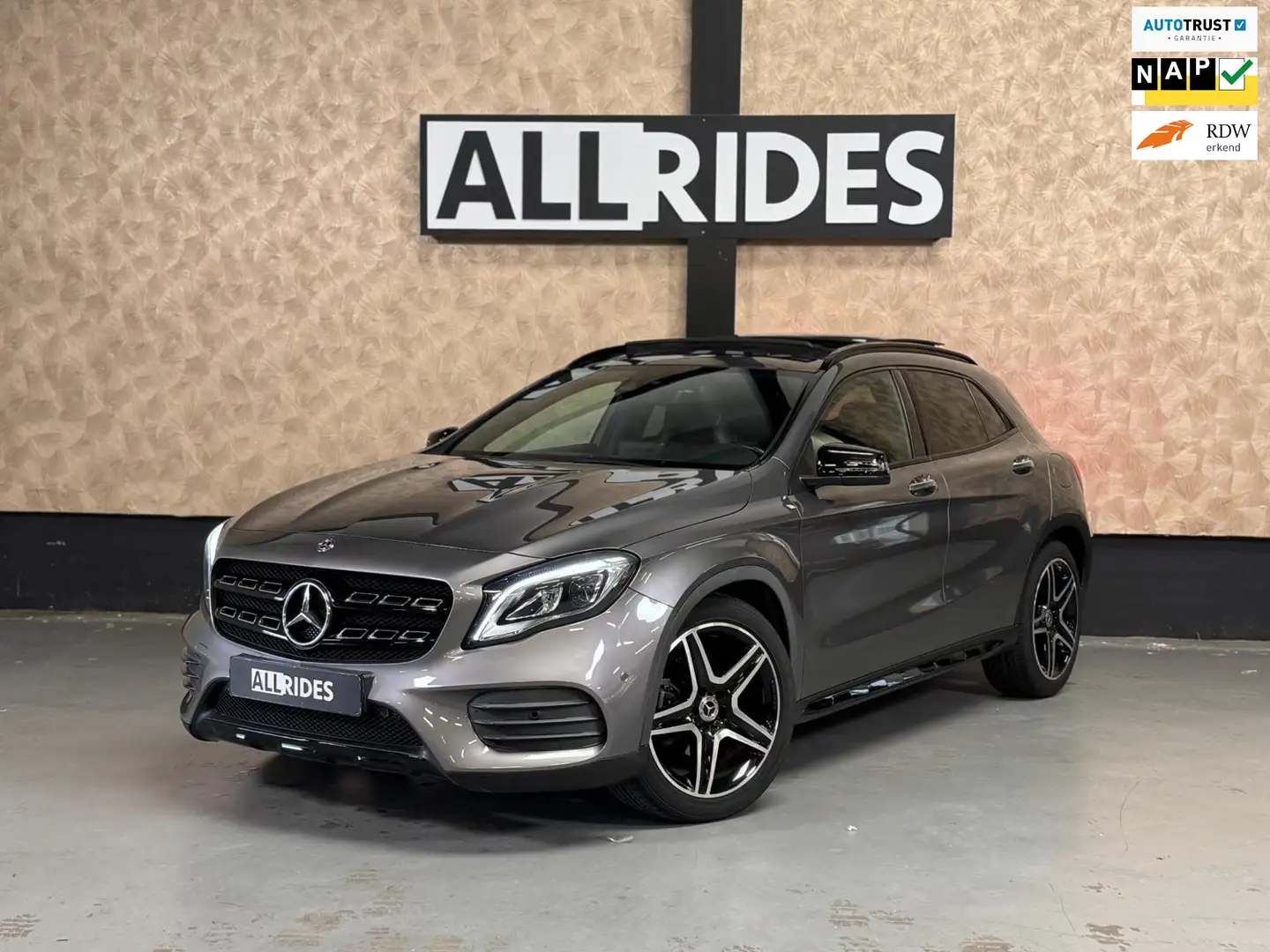 Mercedes-Benz GLA 200 AMG Premium Plus | H/K | Memory | Pano | Camera | Grijs - 1