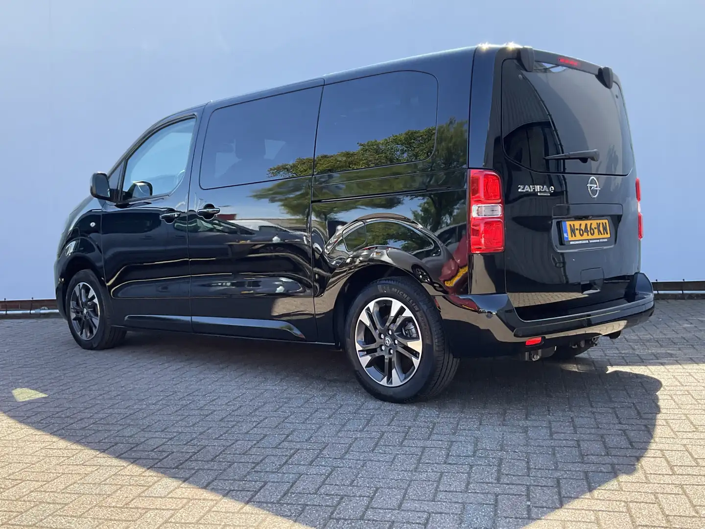 Peugeot Traveller e 7-Pers Innovation Braun-Ability-Stoellift Trekha Fekete - 2