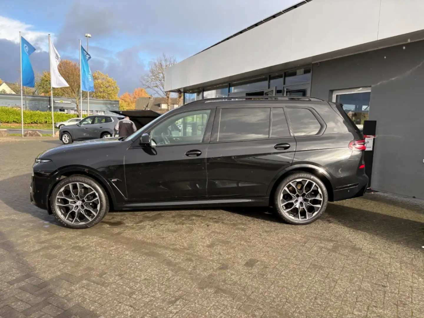 BMW X7 i xDrive Sky Lounge Harman 360° Чёрный - 2