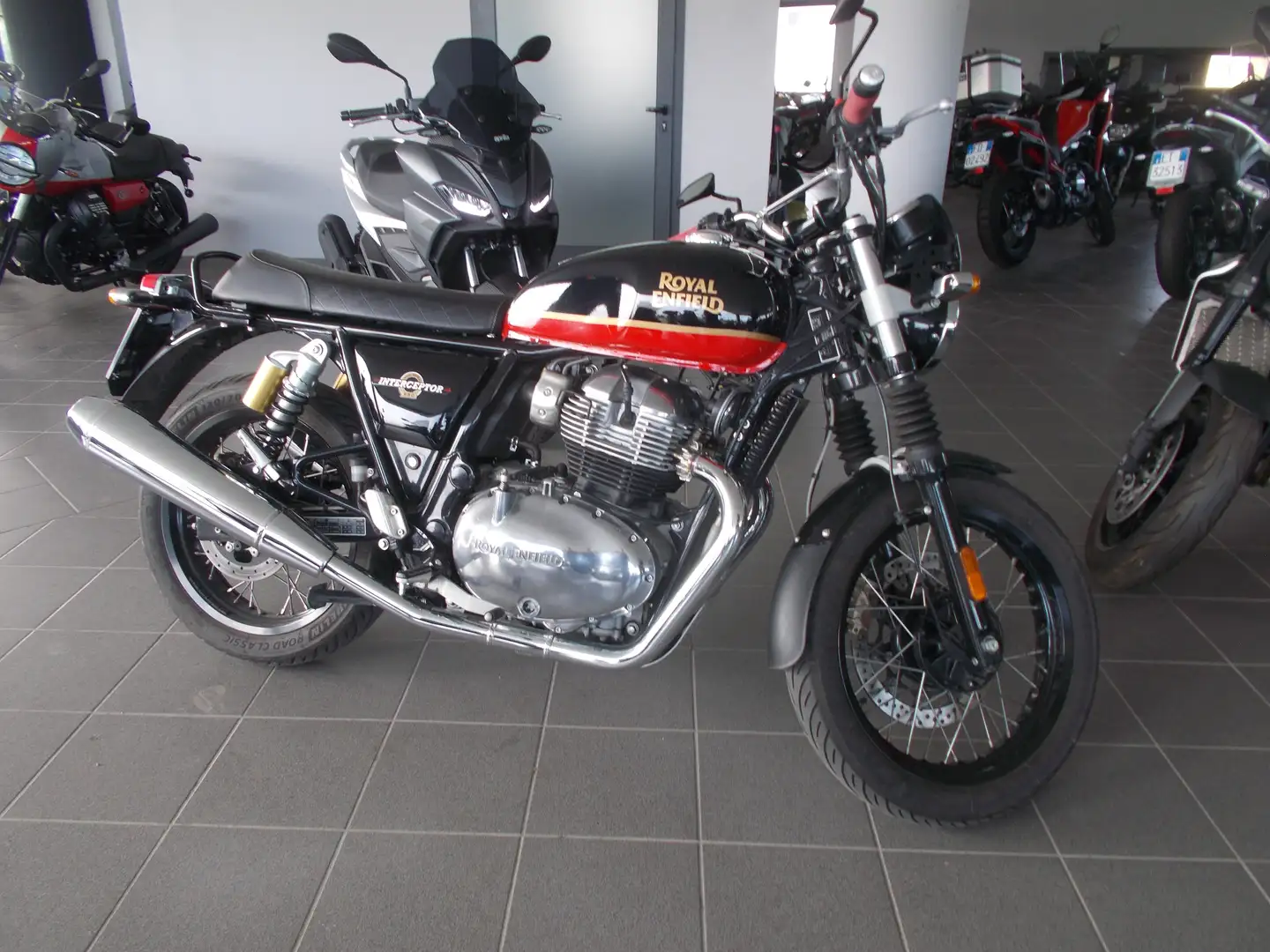 Royal Enfield Interceptor Nero - 1