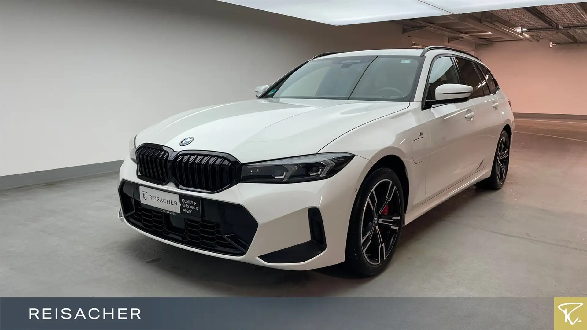 BMW 330 e xDrive Tou M-Sport PRO,Pano,AHK,DAProf PA+ Weiß - 1