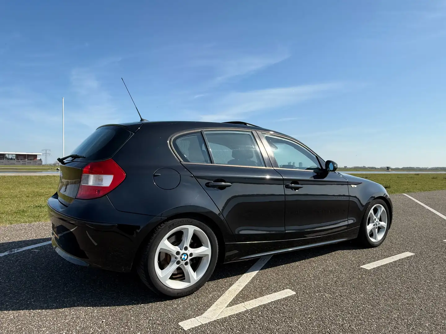 BMW 130 6 Cilinder-265 PK | Full Opt | Mem-stoel | NL Auto Zwart - 2