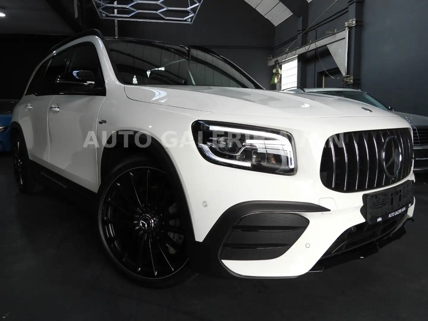 Mercedes-Benz GLB 35 AMG 4M/PANO/MEMORY/360°/BURMESTER/AHK Weiß - 2