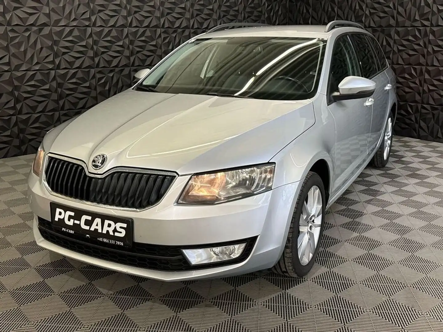 Skoda Octavia 1.6 TDI Ambition Plateado - 2