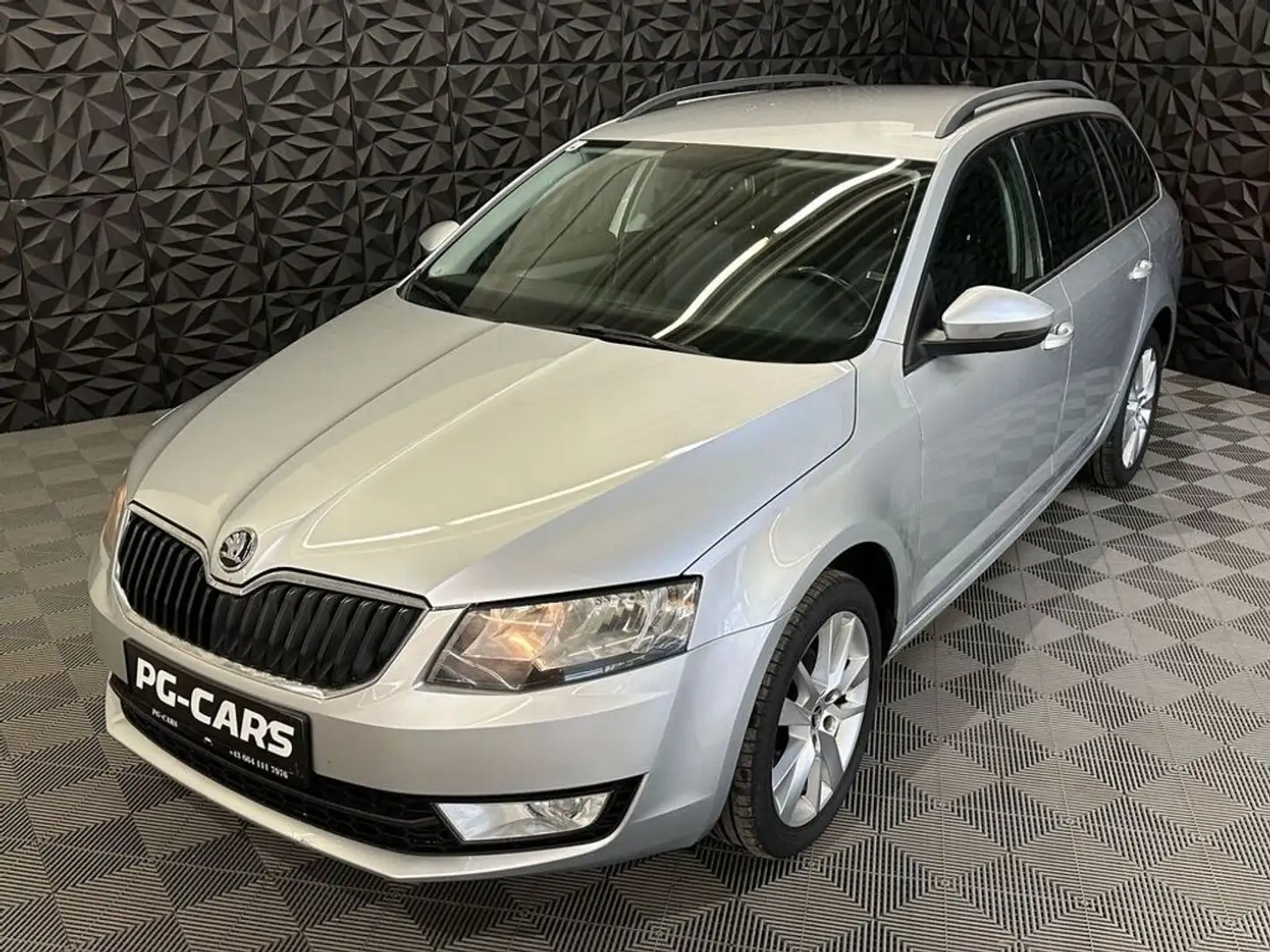 Skoda Octavia 1.6 TDI Ambition Plateado - 1