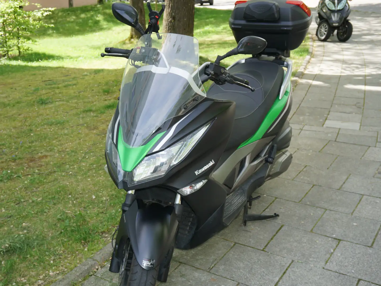 Kawasaki J300 - 1