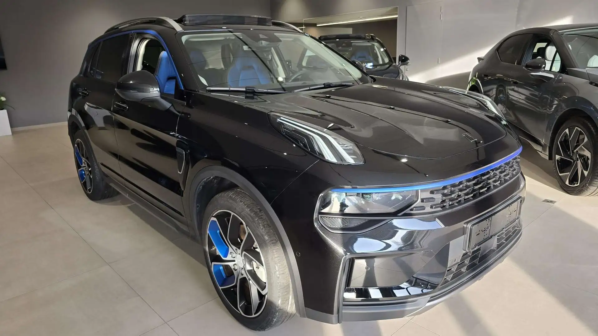 Lynk & Co 01 1.5 Turbo PHEV Schwarz - 1