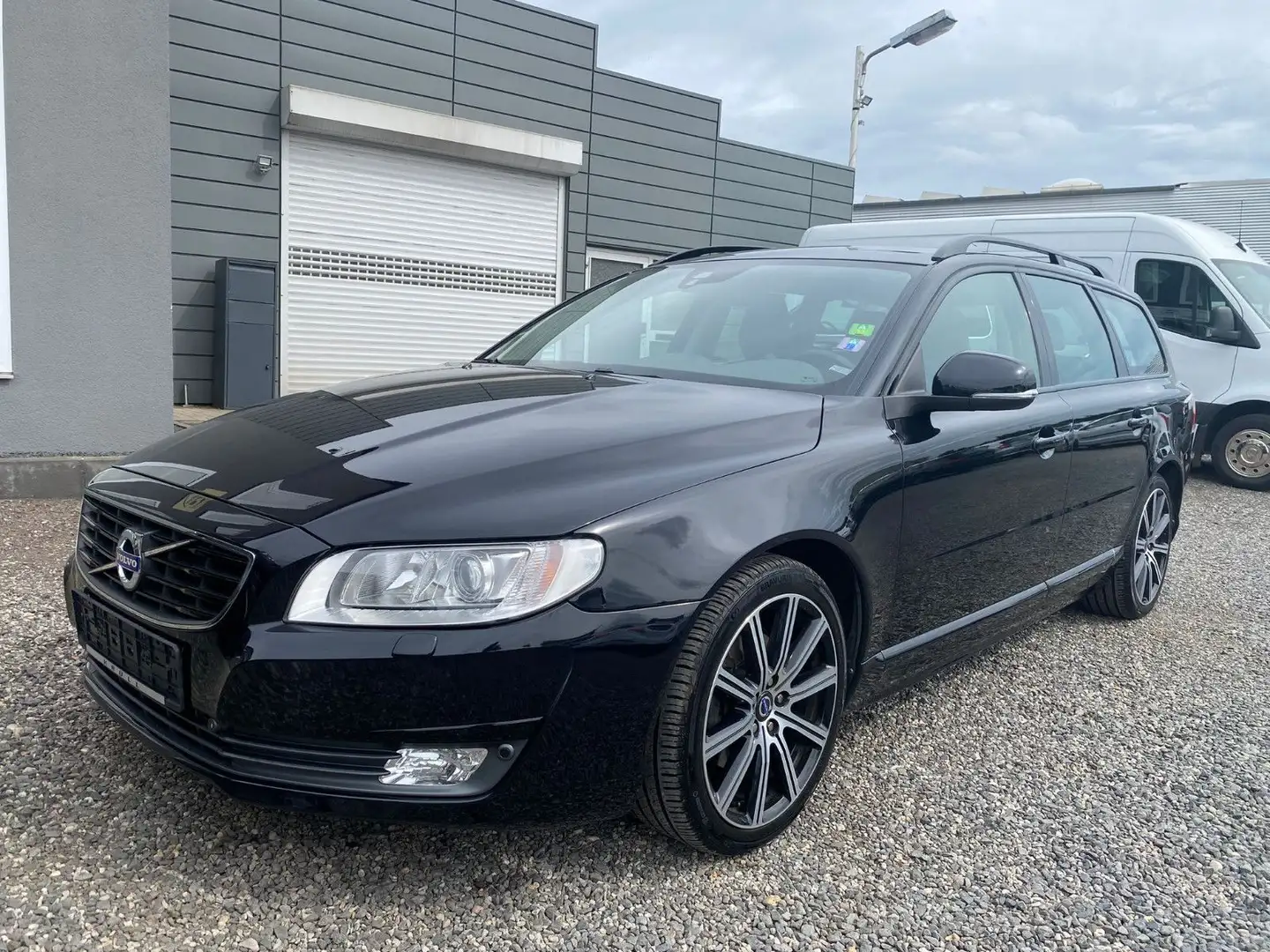 Volvo V70 Kombi Black Edition*Automatik*Volleder*2.HD* Schwarz - 2