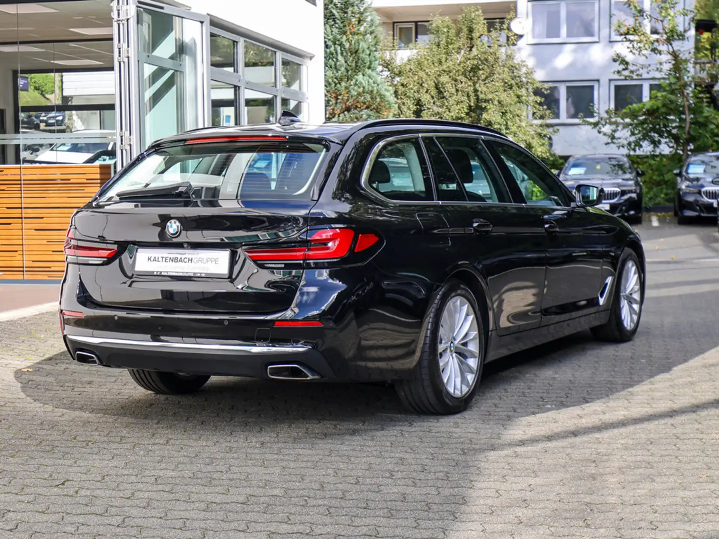BMW 530 d Touring xDrive Luxury Line FACEL. HUD Zwart - 2