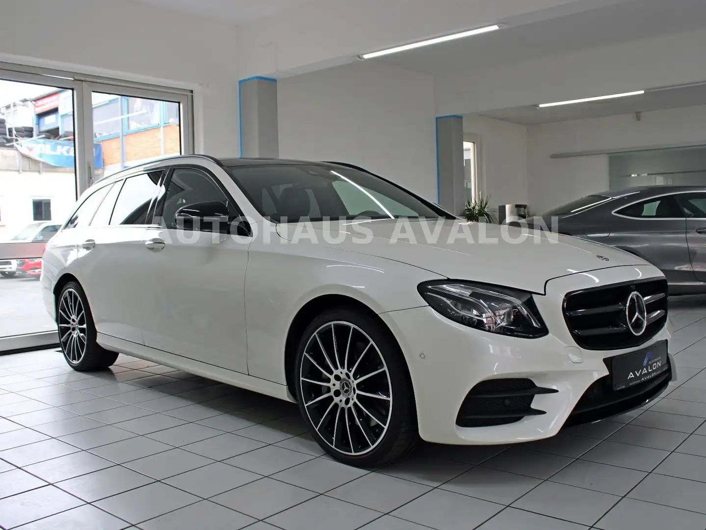Mercedes-Benz E 350 d 4M T AMG~AIRM~PANO~DISTR~MULTIBEAM~BURM® Weiß - 2