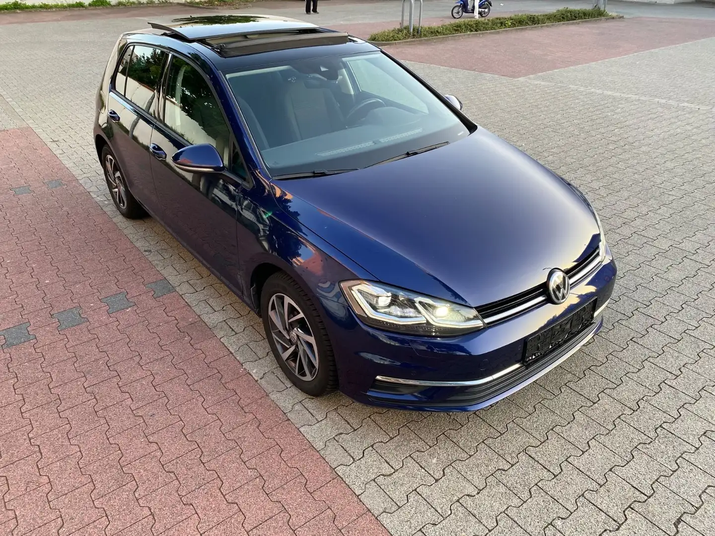 Volkswagen Golf 1.6 TDI DSG Sound /Pano/Kamera/Dig. Cockpit Blau - 2