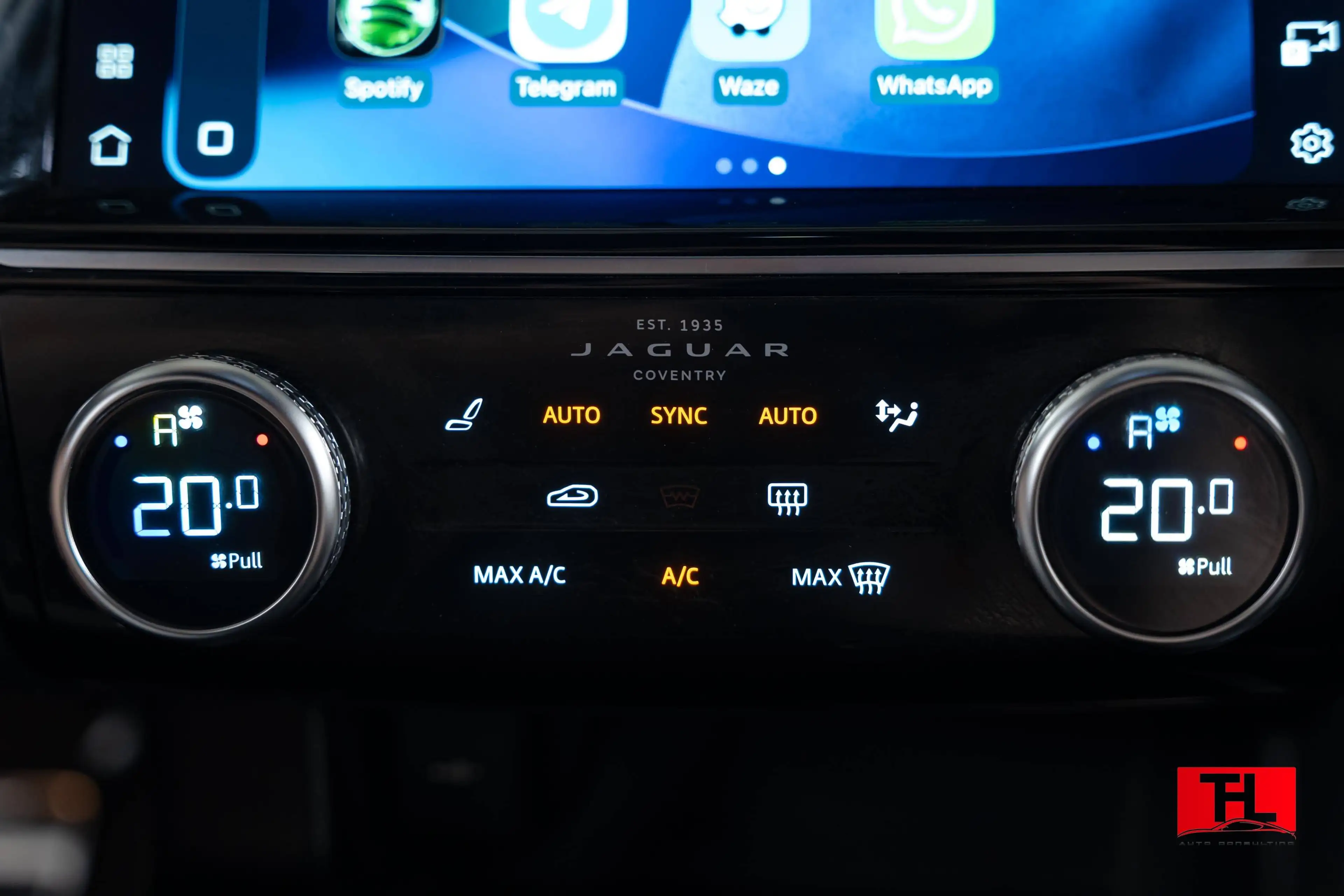 Jaguar E-Pace E-Pace AWD P200 R-Dynamic S 2024MY ACC/LED DRL — photo 14