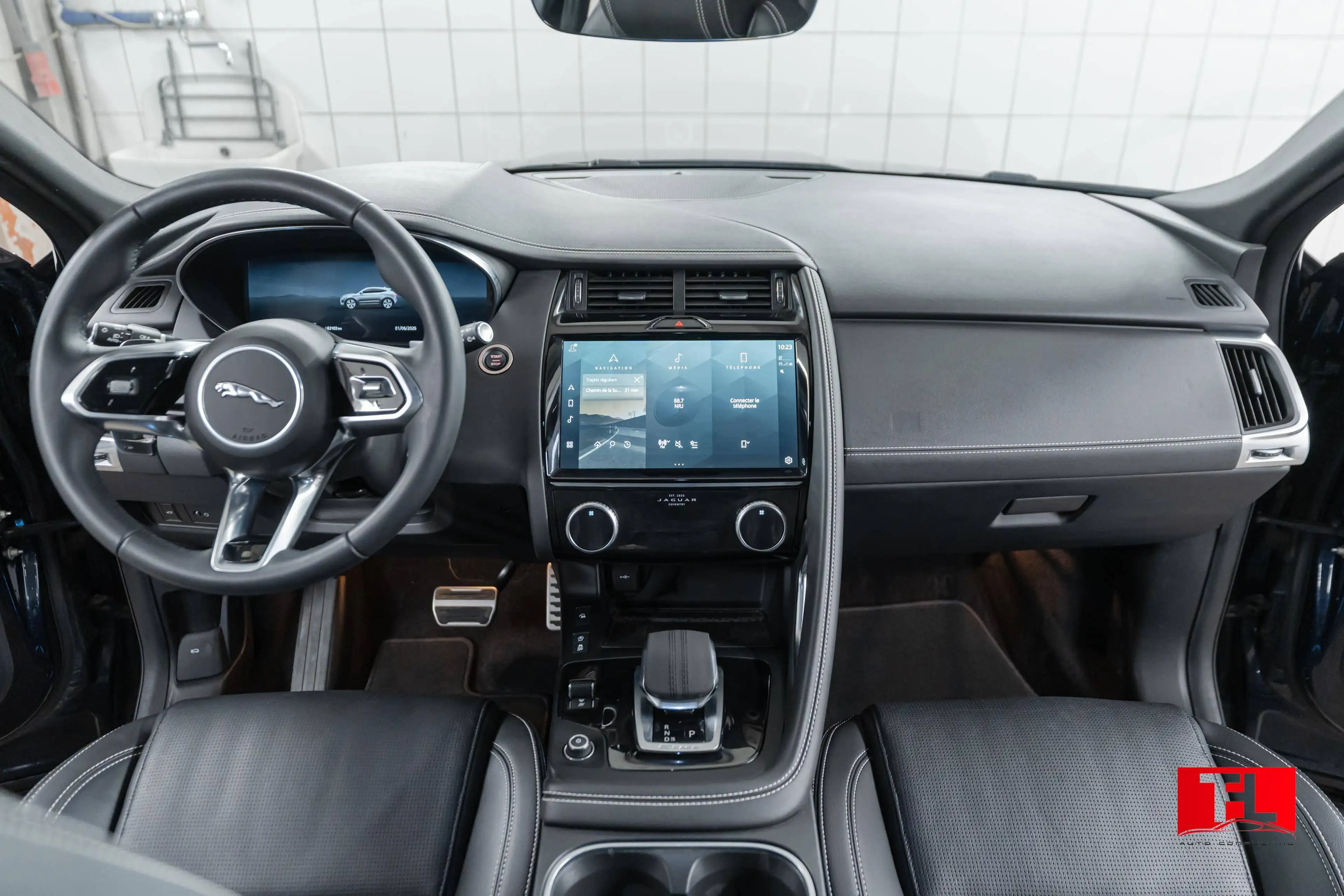 Jaguar E-Pace E-Pace AWD P200 R-Dynamic S 2024MY ACC/LED DRL — photo 10