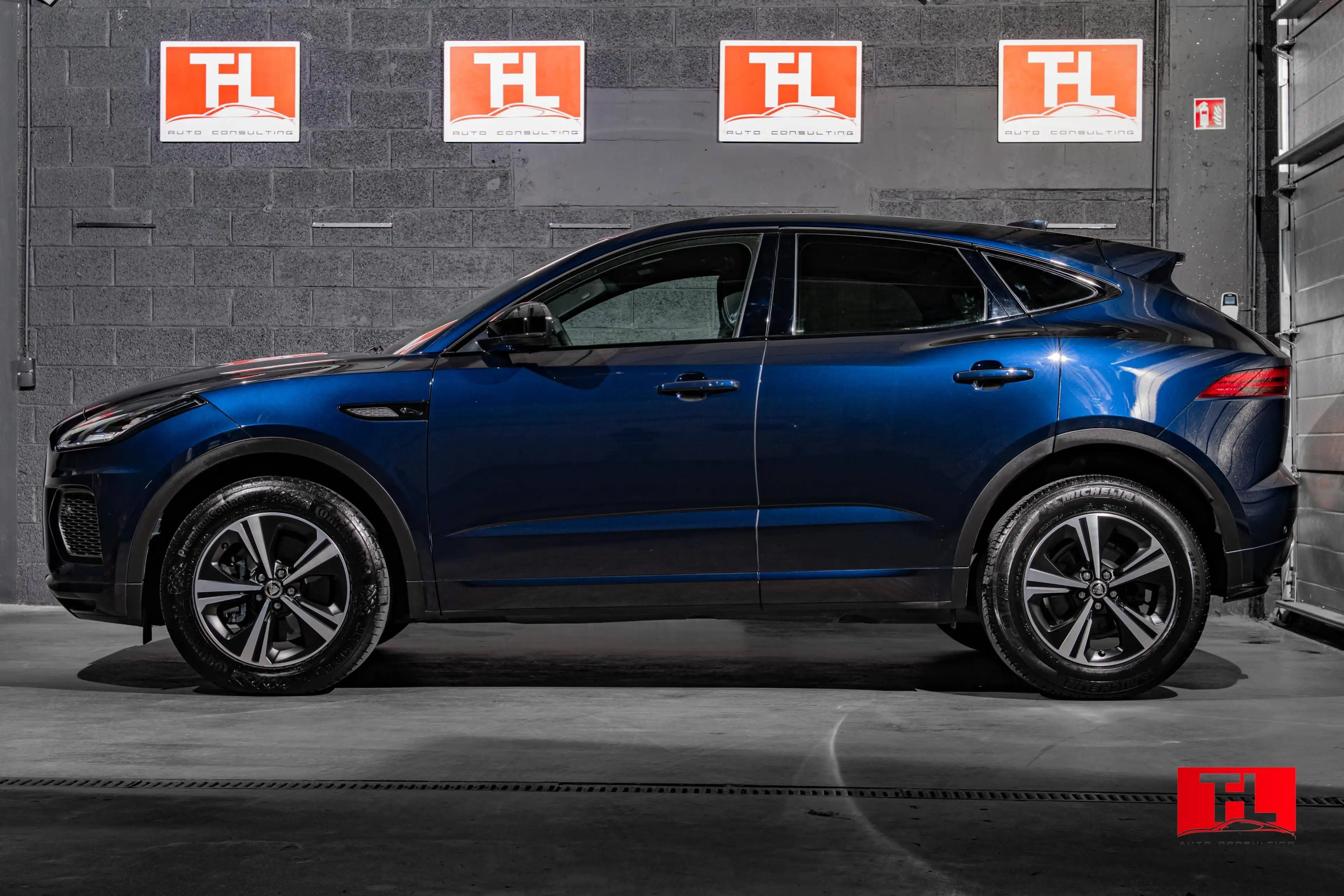 Jaguar E-Pace E-Pace AWD P200 R-Dynamic S 2024MY ACC/LED DRL — photo 2