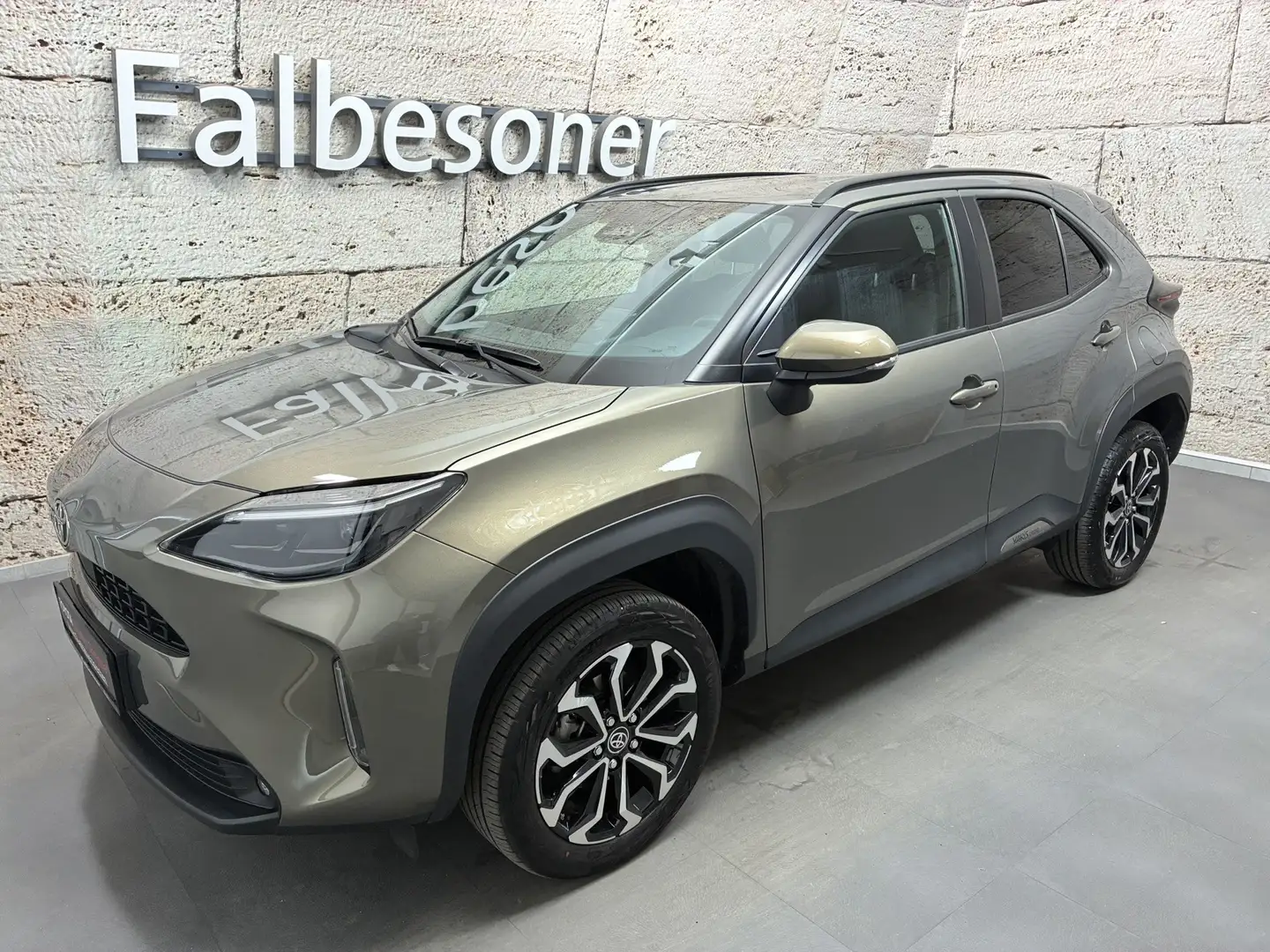 Toyota Yaris Cross 1,5 Hybrid Active Drive Grün - 1