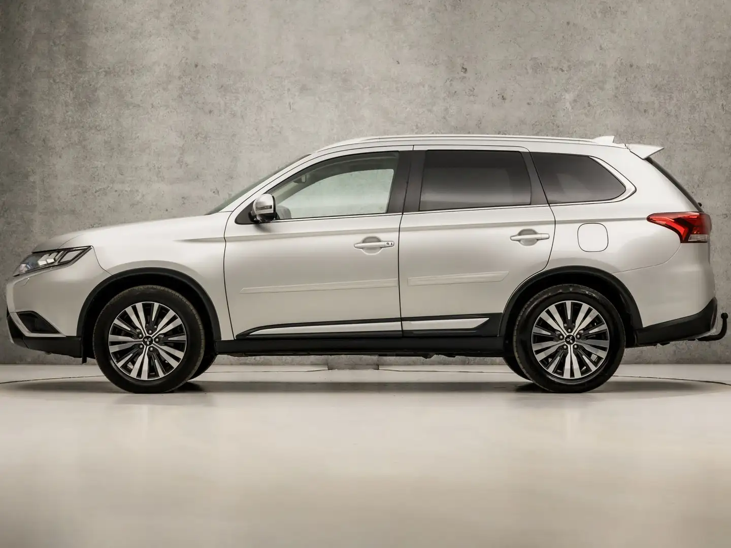 Mitsubishi Outlander 2.0 2WD Sport 7 Persoons 150Pk Automaat (SCHUIFDAK Grijs - 2