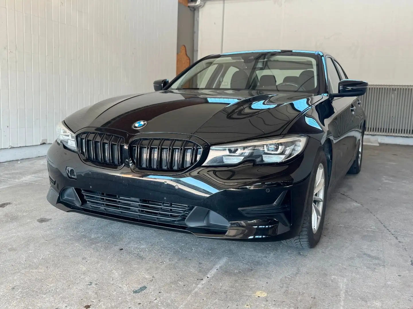 BMW 318 i Lim. Advantage Led*PDC*Ambiente*UNFALL* Zwart - 1