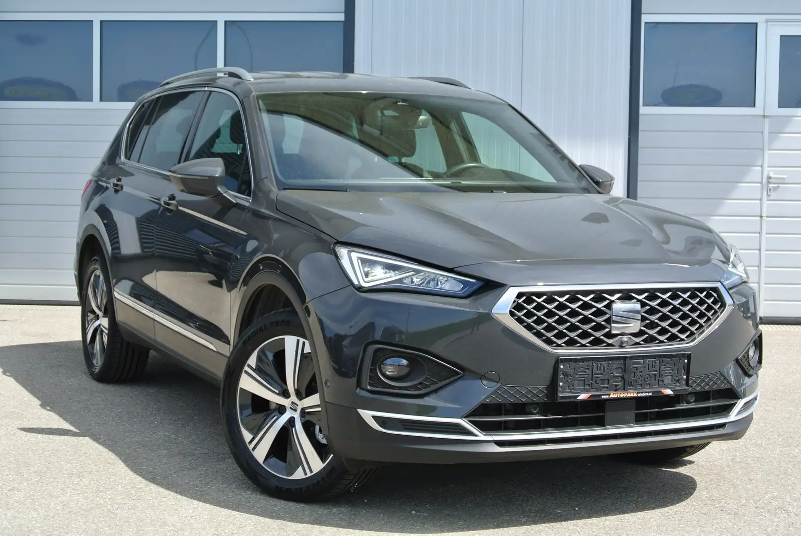 SEAT Tarraco 1.4 e-Hybrid Xperience DSG * AHK * LED * KAMERA Grau - 1