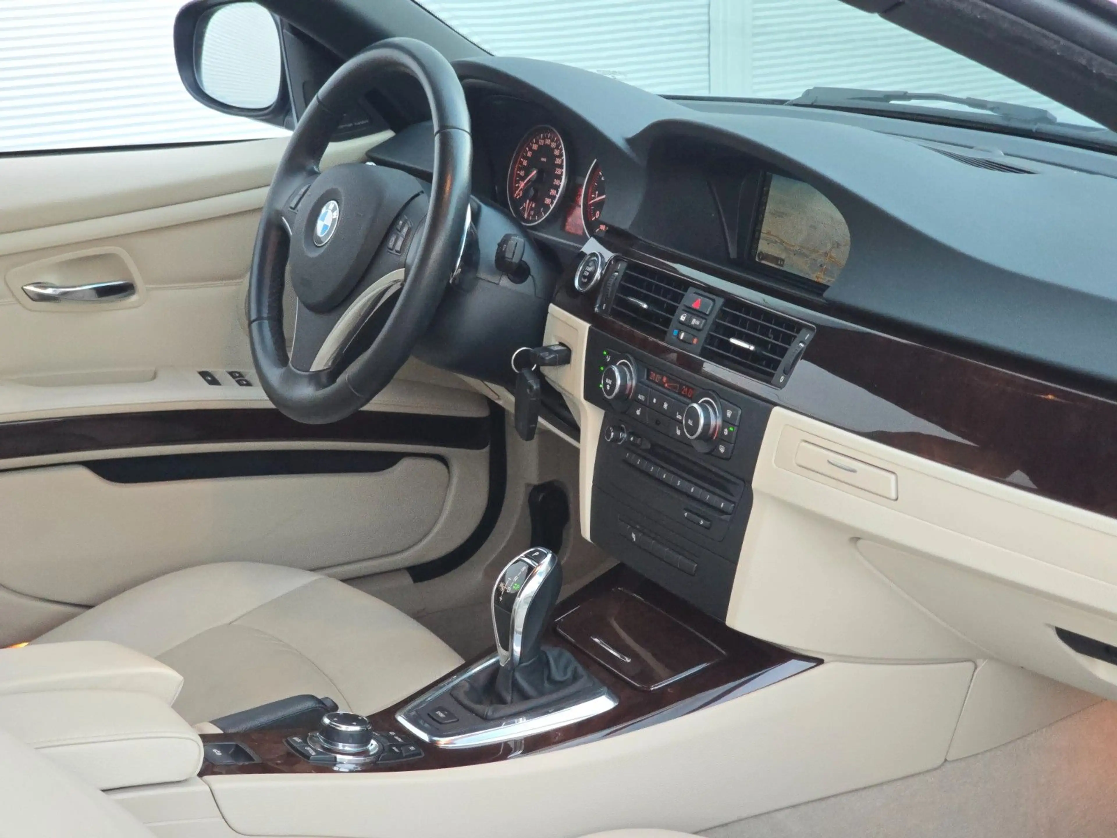 BMW 335 i Cabrio — photo 28