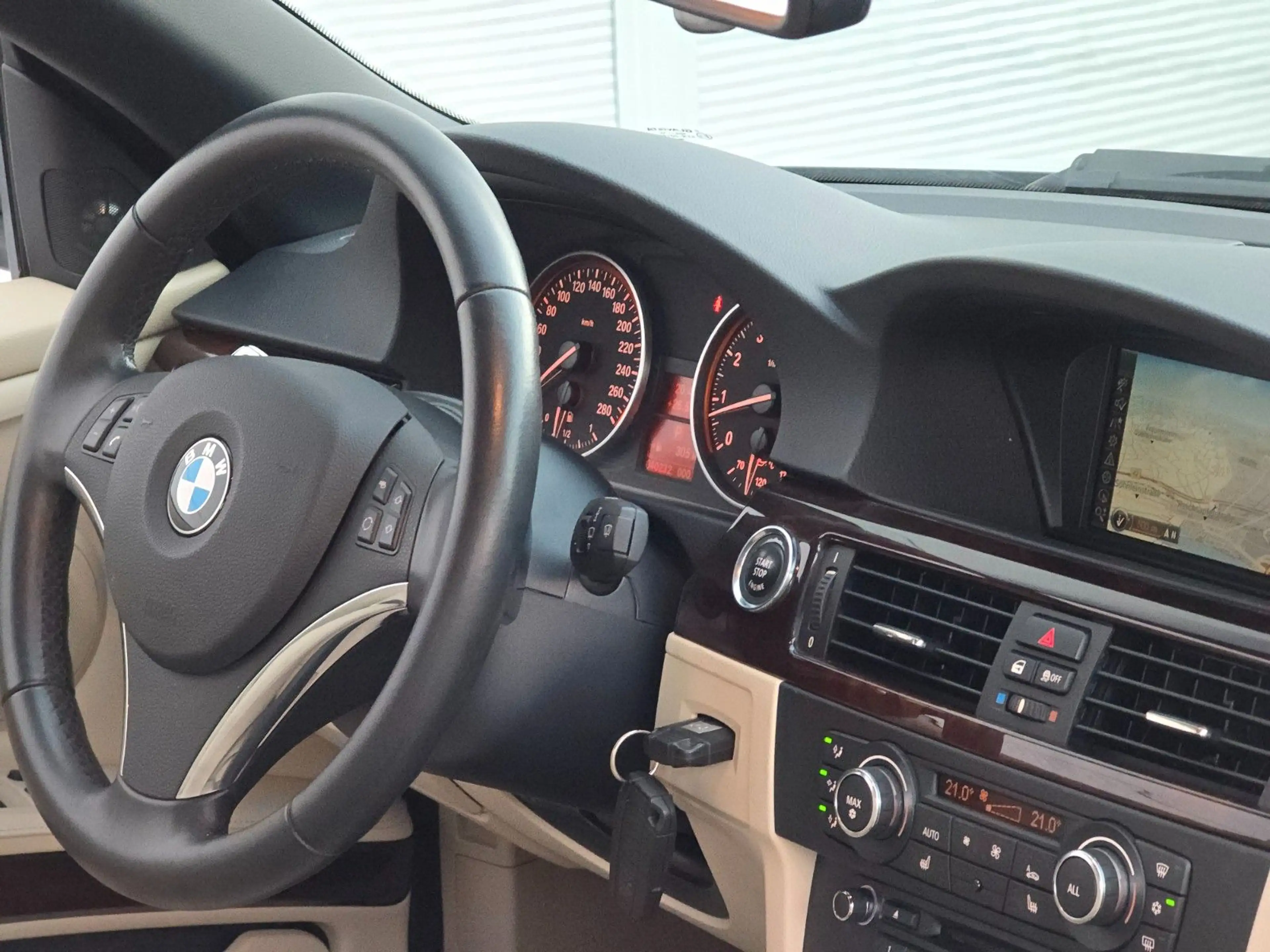 BMW 335 i Cabrio — photo 29