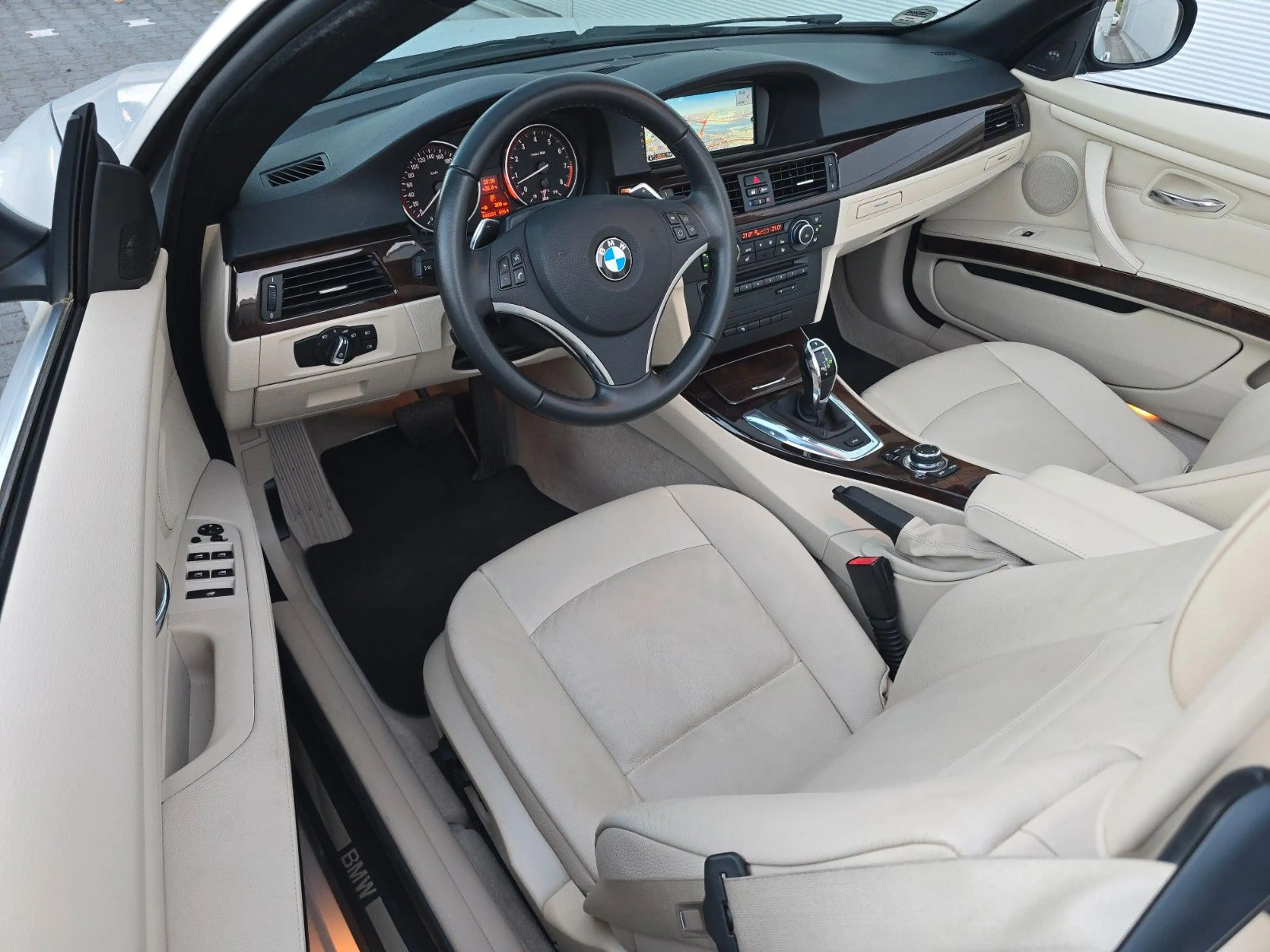 BMW 335 i Cabrio — photo 20