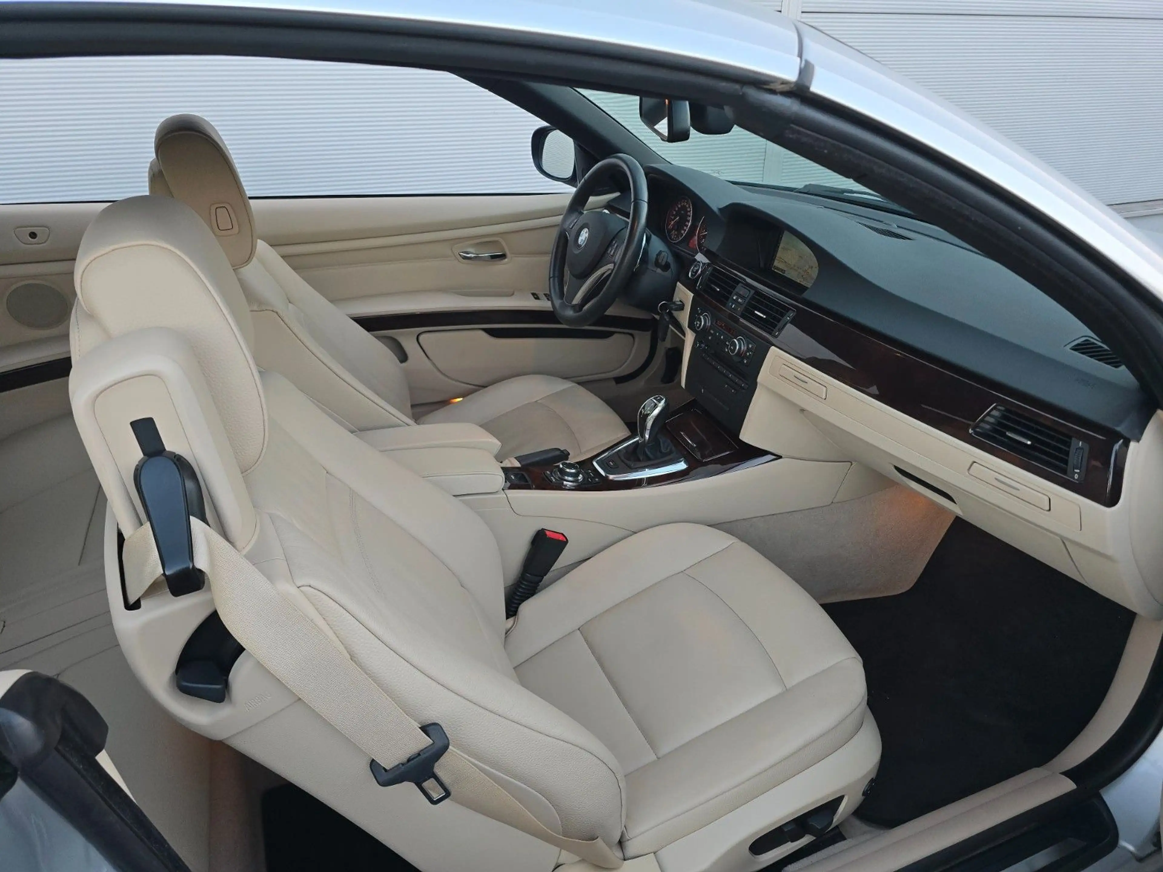 BMW 335 i Cabrio — photo 16