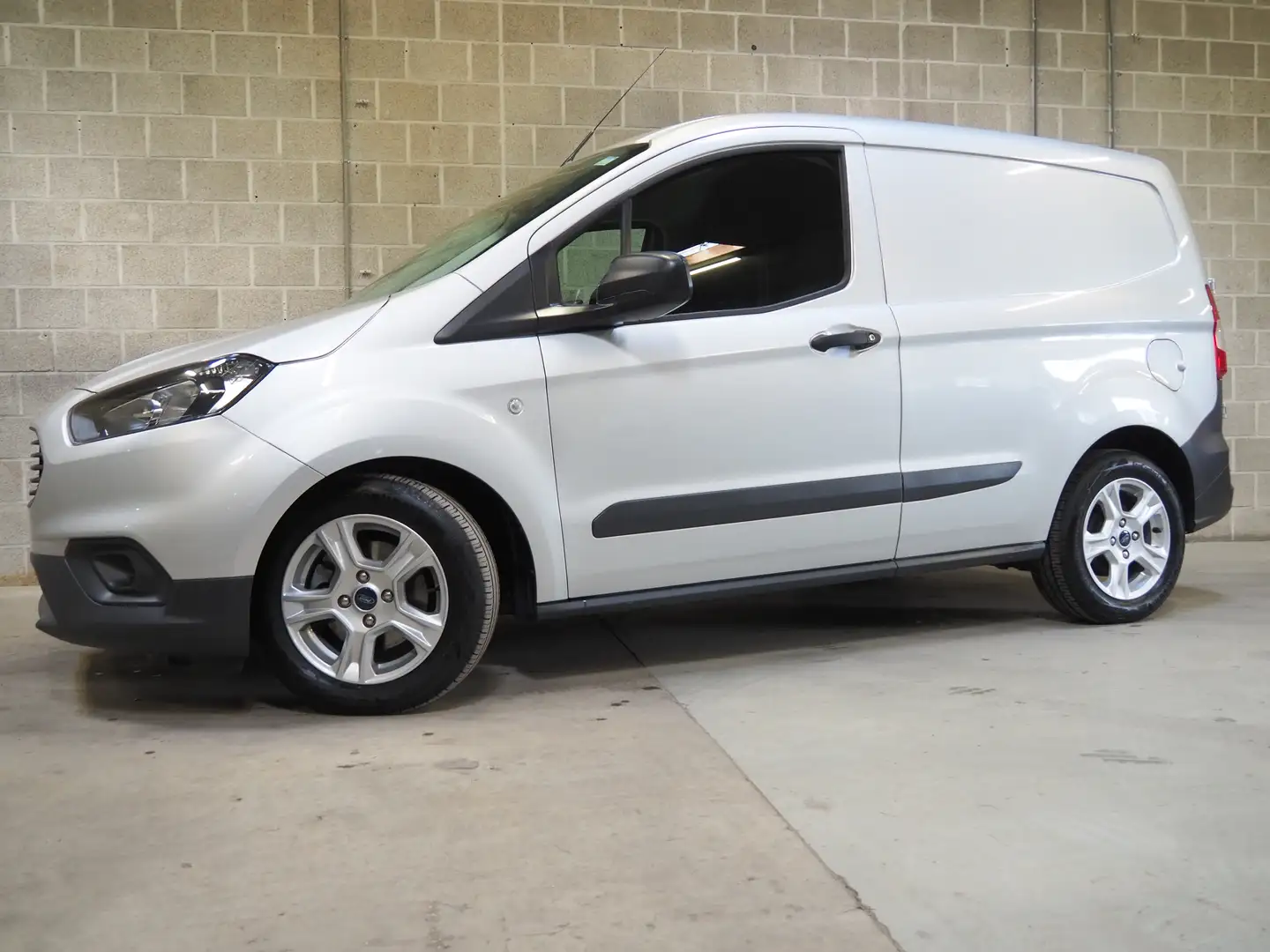 Ford Transit Courier 1.5D MT6 101 PK| 2800 KM| Trekhaak| Camera| Airco Zilver - 2