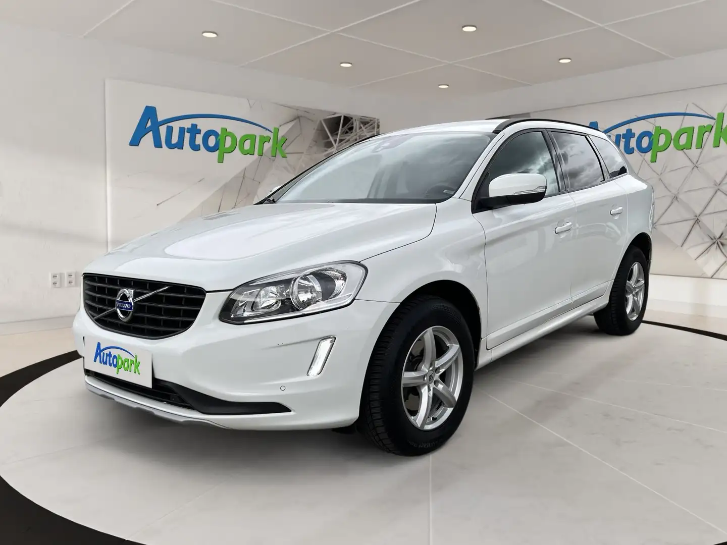 Volvo XC60 D4 AWD Kinetic Wit - 1