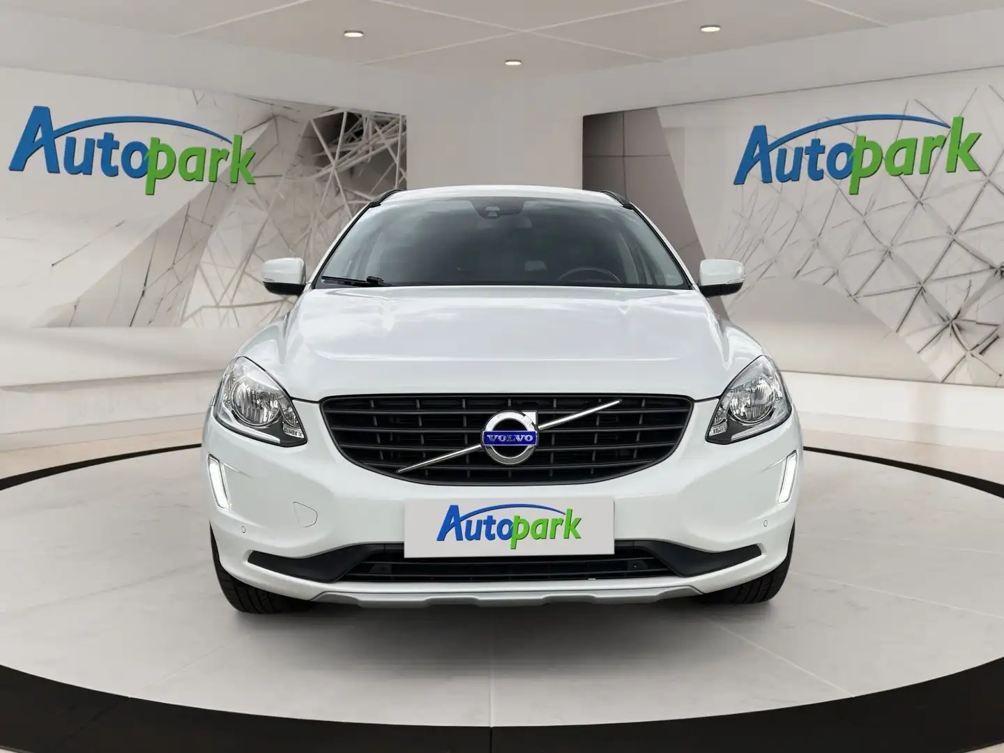 Volvo XC60 D4 AWD Kinetic Wit - 2