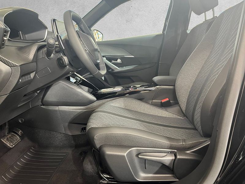 Peugeot 2008 Hybrid 145 e-DCS6 Allure — photo 6