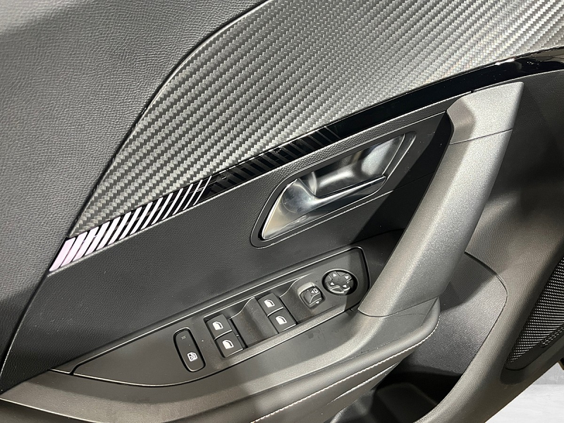 Peugeot 2008 Hybrid 145 e-DCS6 Allure — photo 12