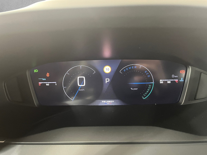 Peugeot 2008 Hybrid 145 e-DCS6 Allure — photo 10