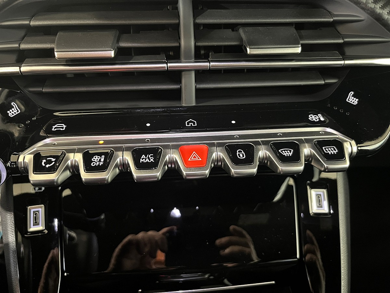 Peugeot 2008 Hybrid 145 e-DCS6 Allure — photo 15