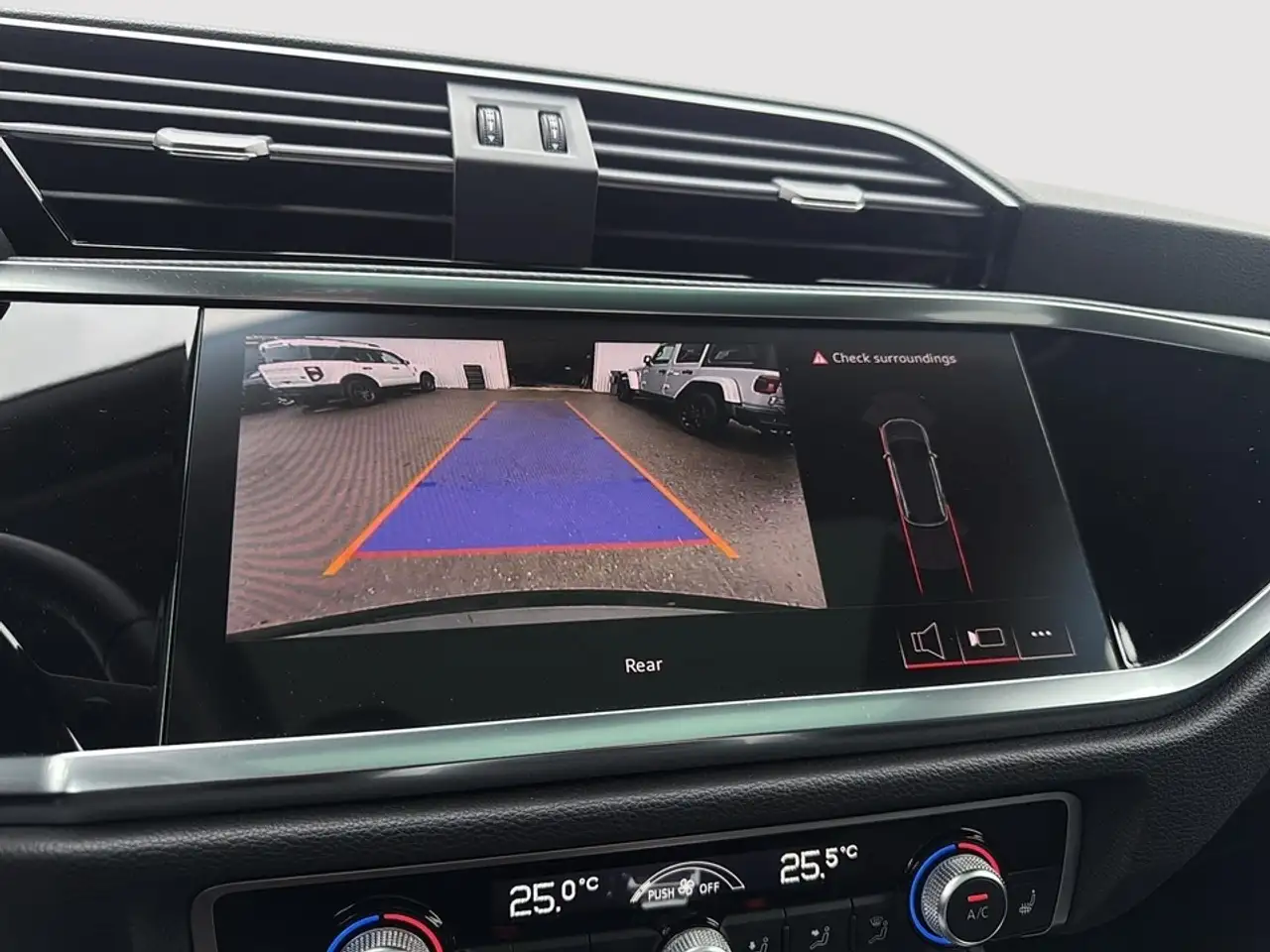Audi Q3 снимка Audi Q3