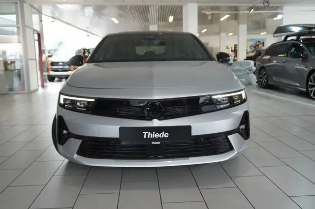 Opel Astra view 5