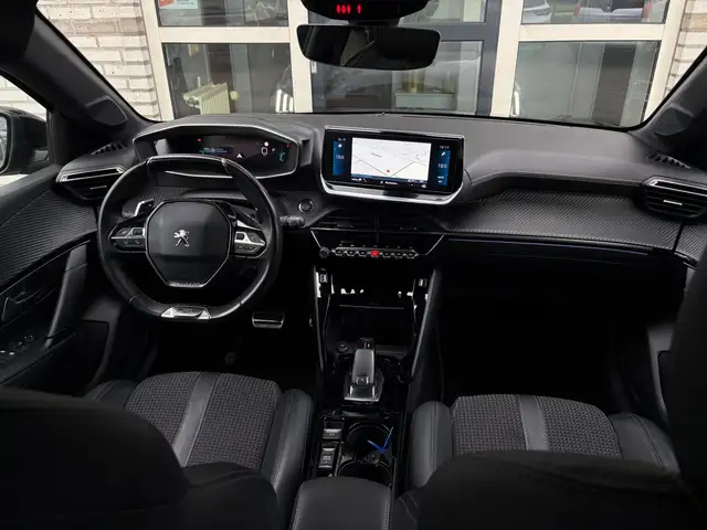 Peugeot 208 view 6