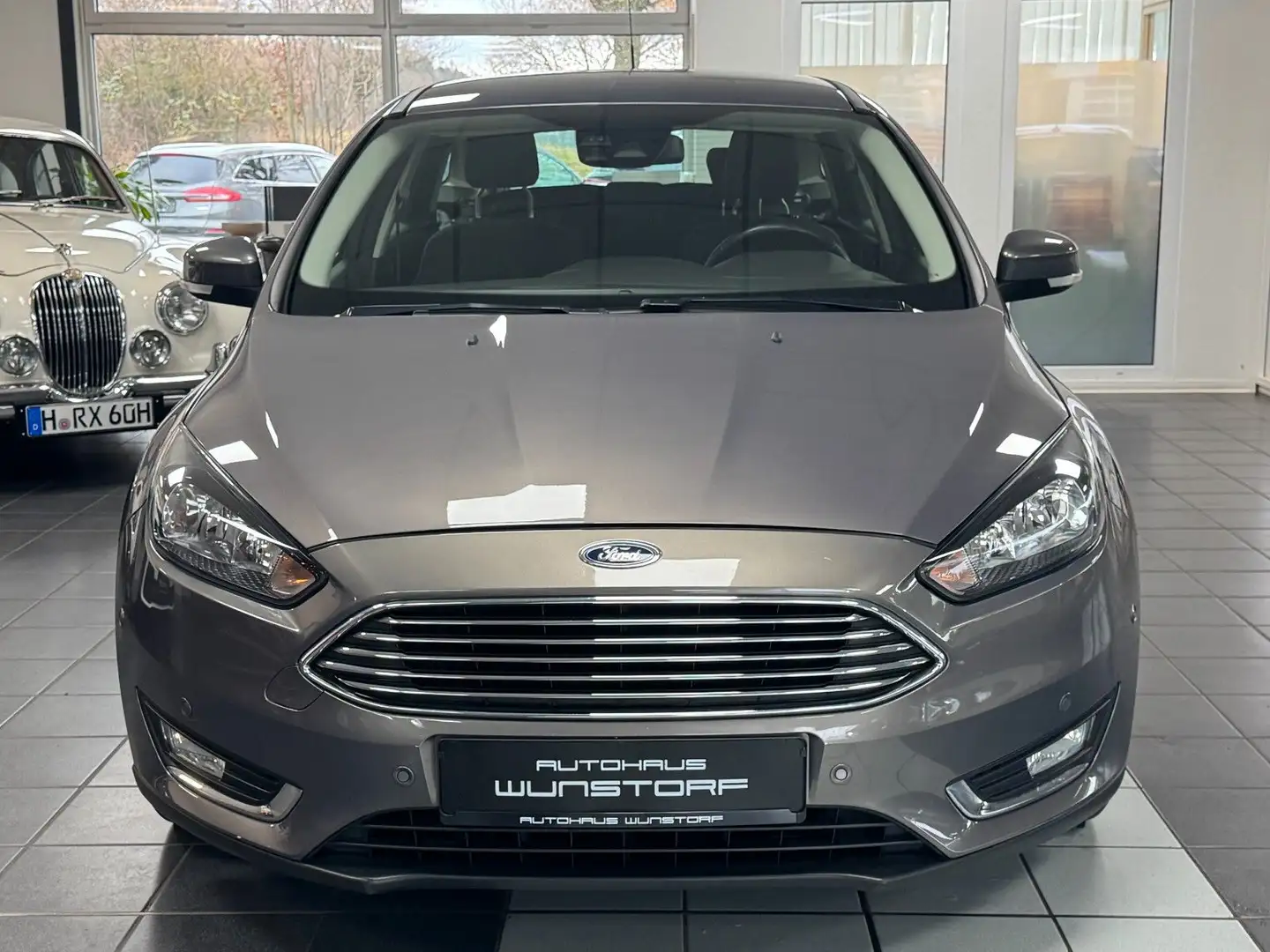 Ford Focus Turnier Titanium 1.5 TDCi NAVI/SHZ/CAM/LED Grijs - 2