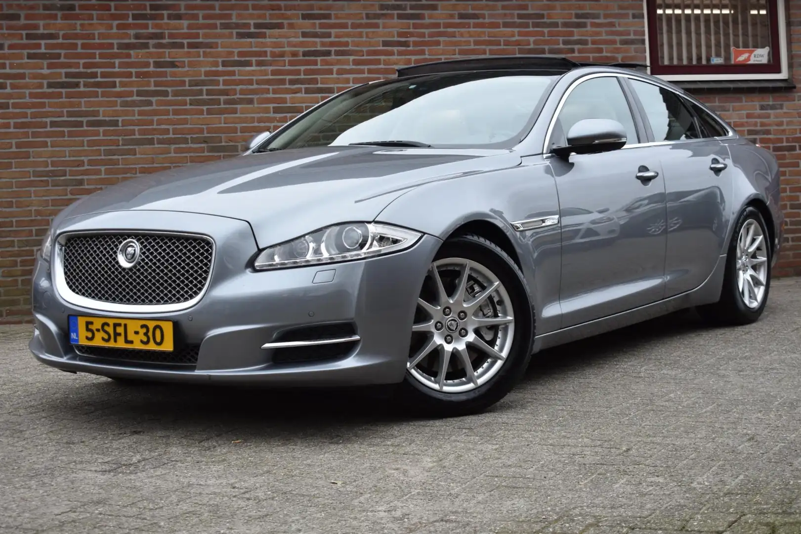 Jaguar XJ 3.0 V6D Premium Luxury '13 Pano Leder Clima Cruise Šedá - 1