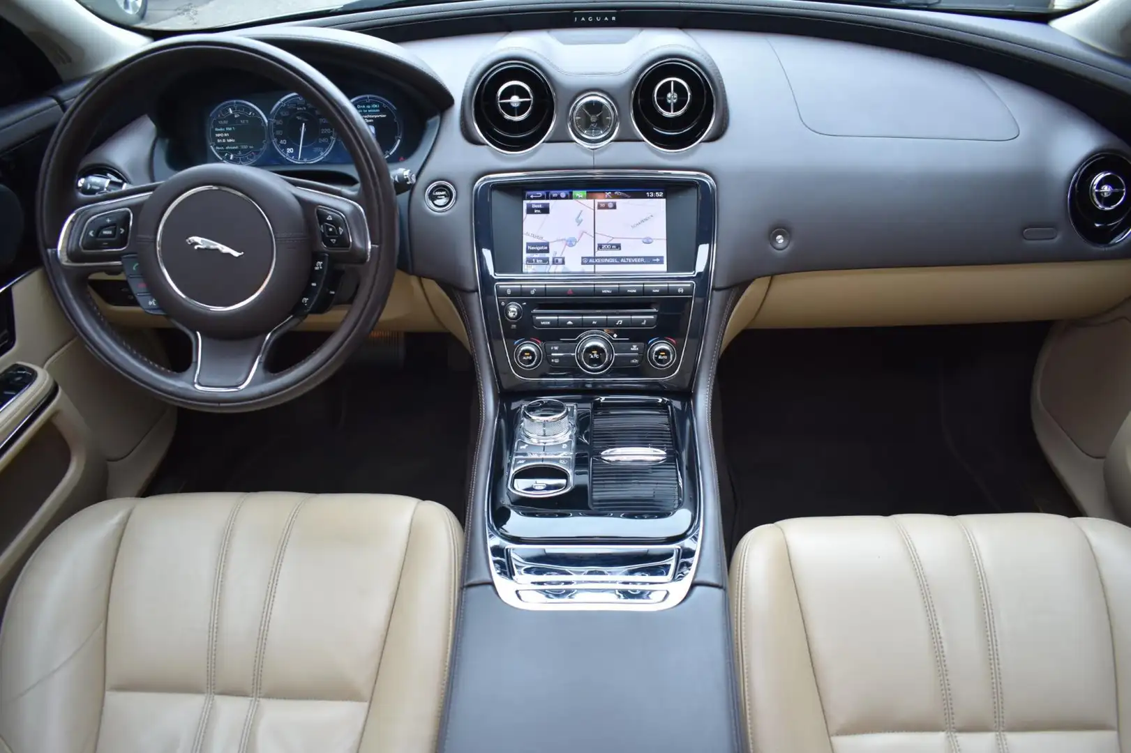 Jaguar XJ 3.0 V6D Premium Luxury '13 Pano Leder Clima Cruise Šedá - 2